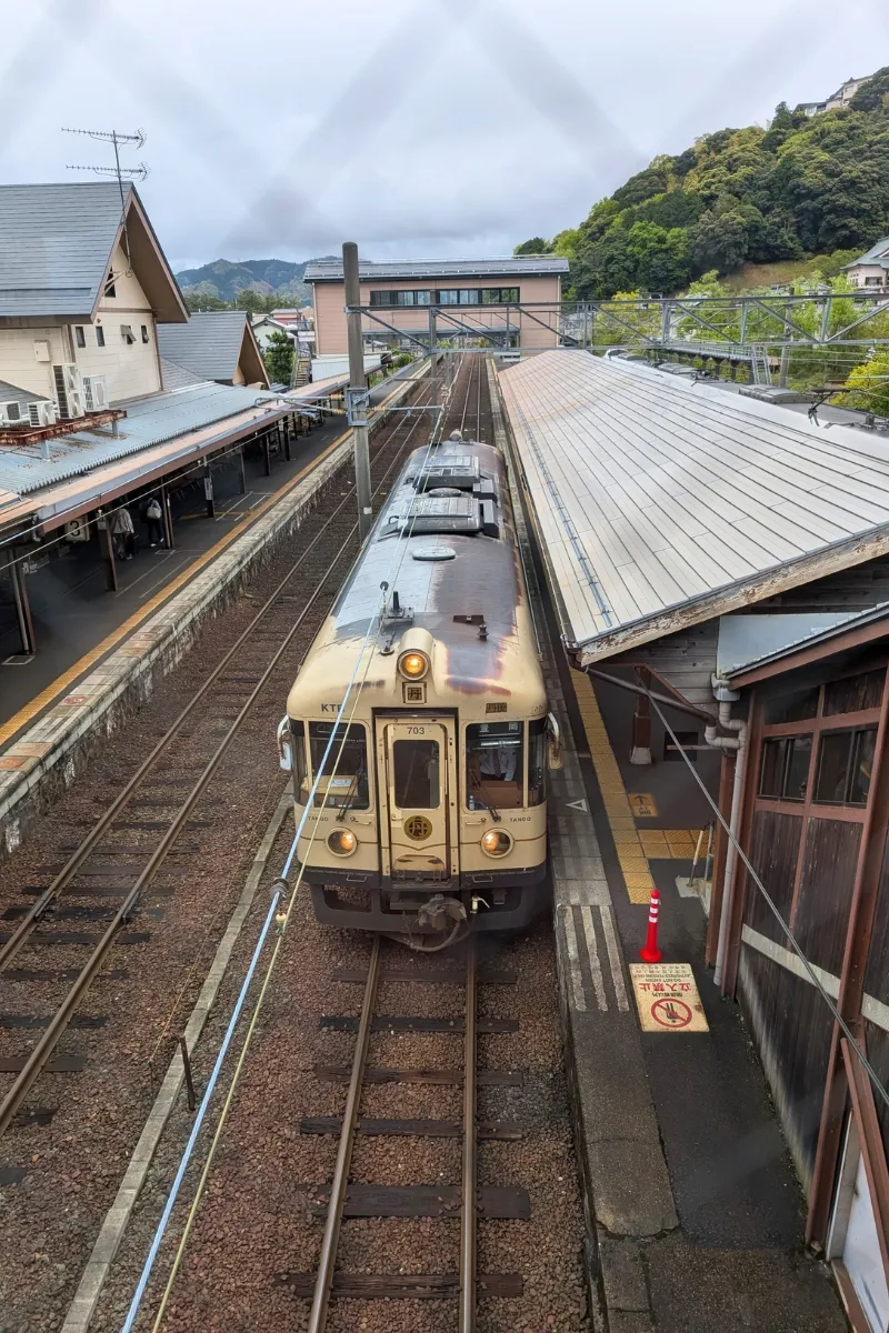 Japanischer Nahverkehrszug fährt in den Bahnhof Amanohashidate ein.