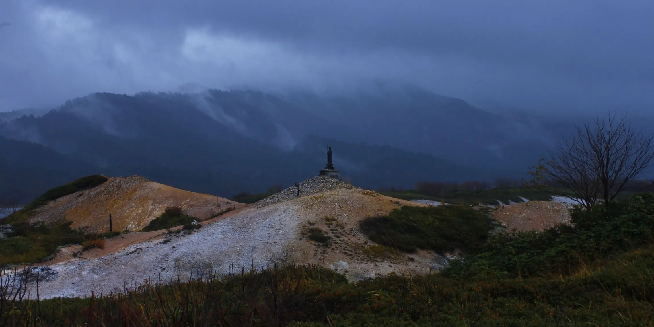Düstere Landschaft auf dem Gipfel von Osorezan mit Buddha-Statue