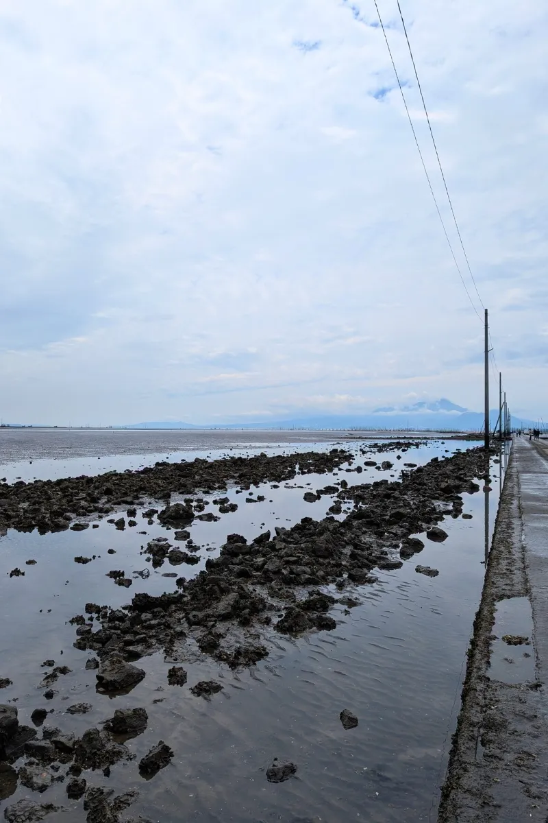 Blick entlang der Nagabeta Seabed Road in Uto Village, Kumamoto-Präfektur