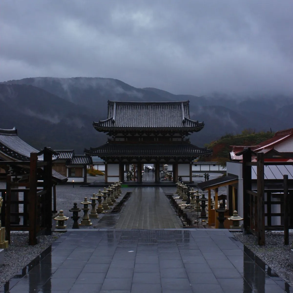 Traditioneller Tempel Bodaiji auf dem Osorezan bei bewölktem Wetter