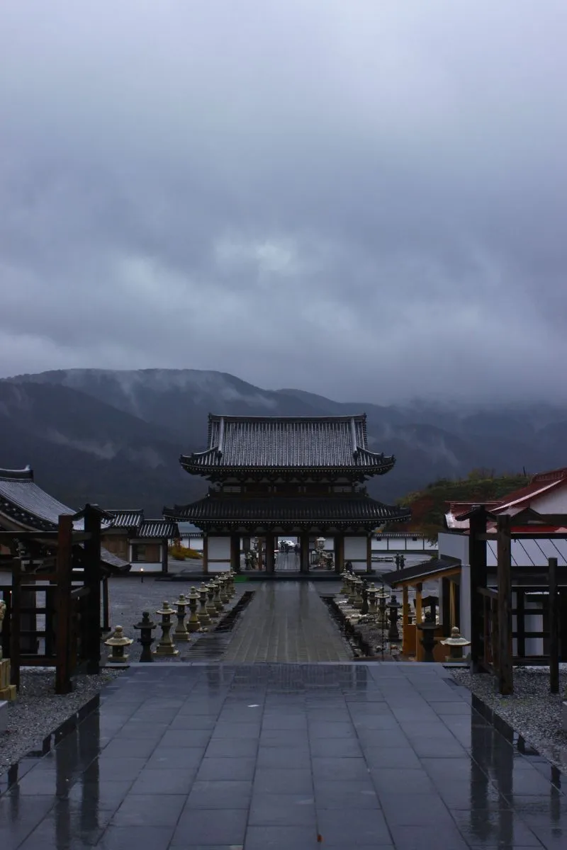 Traditioneller Tempel Bodaiji auf dem Osorezan bei bewölktem Wetter