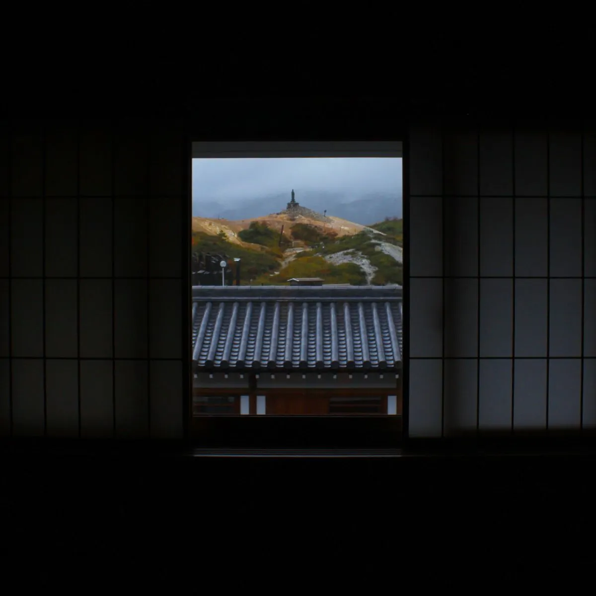 Blick aus einem Privatzimmer im Bodaiji-Tempel auf eine Buddhastatue auf dem Osorezan