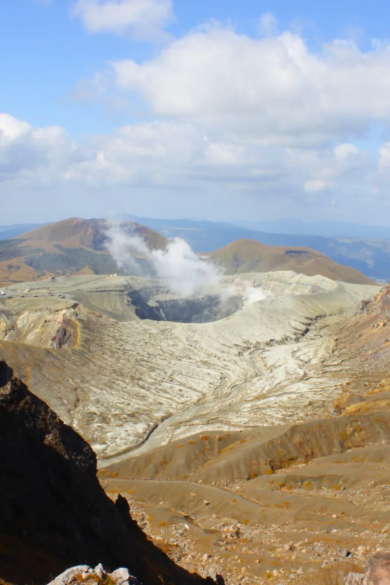 Blick auf den Krater von Mount Aso von Mount Nakadake aus
