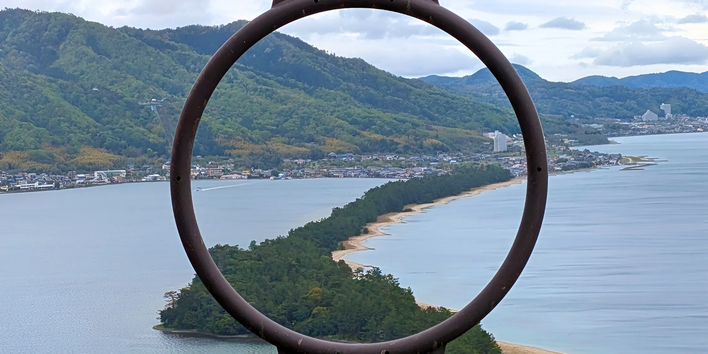 Blick auf die Sandbank von Amanohashidate durch einen Rahmen