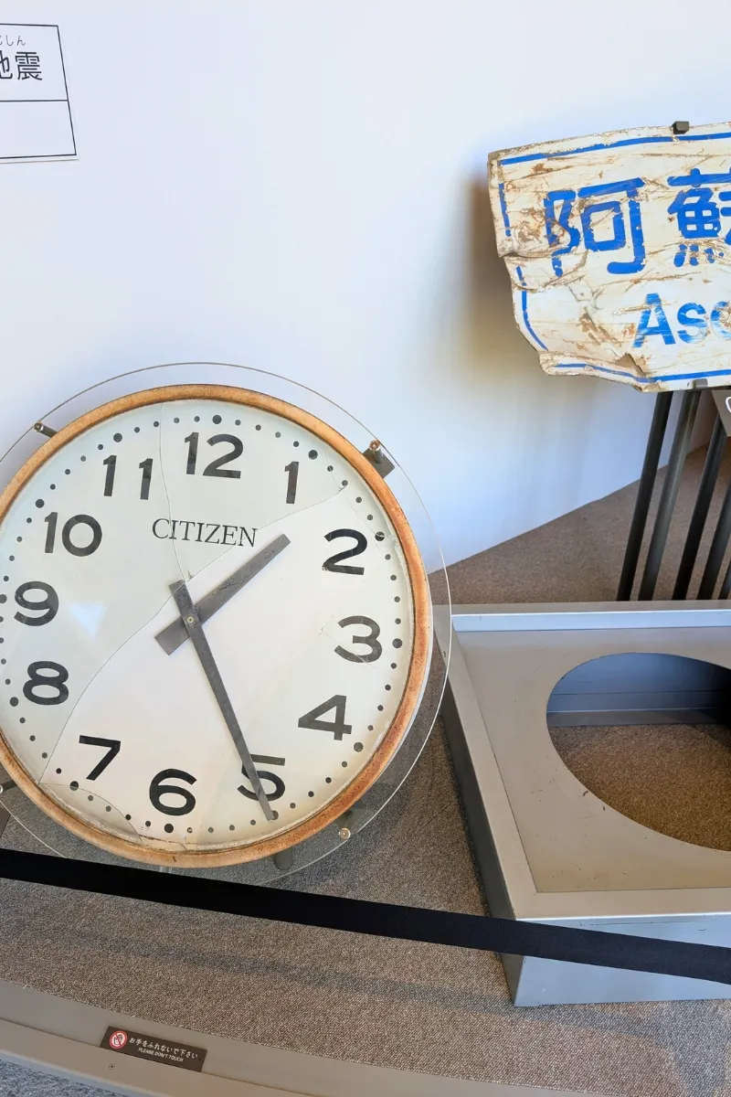 Exponat einer Uhr im KIOKU-Kumamoto Earthquake Museum, die zum Zeitpunkt des Erdbebens stehen blieb