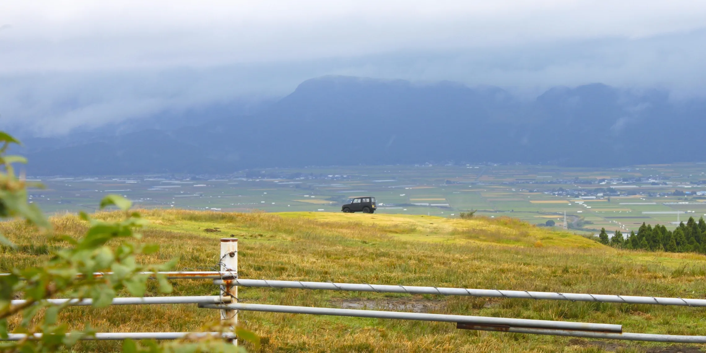 Ein einsamer Truck im Grasland von Mount Aso