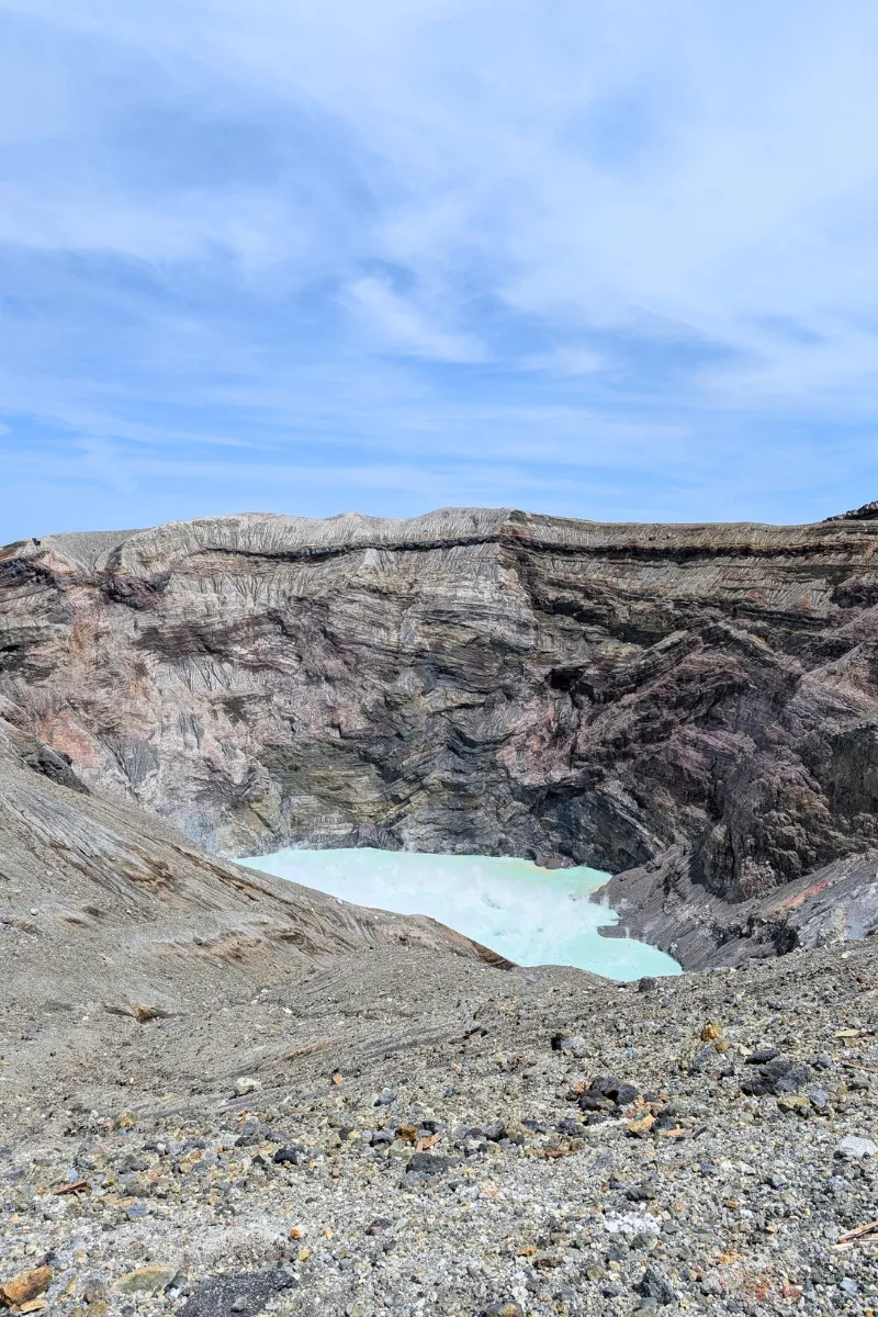 Blick in den Krater von Mount Aso