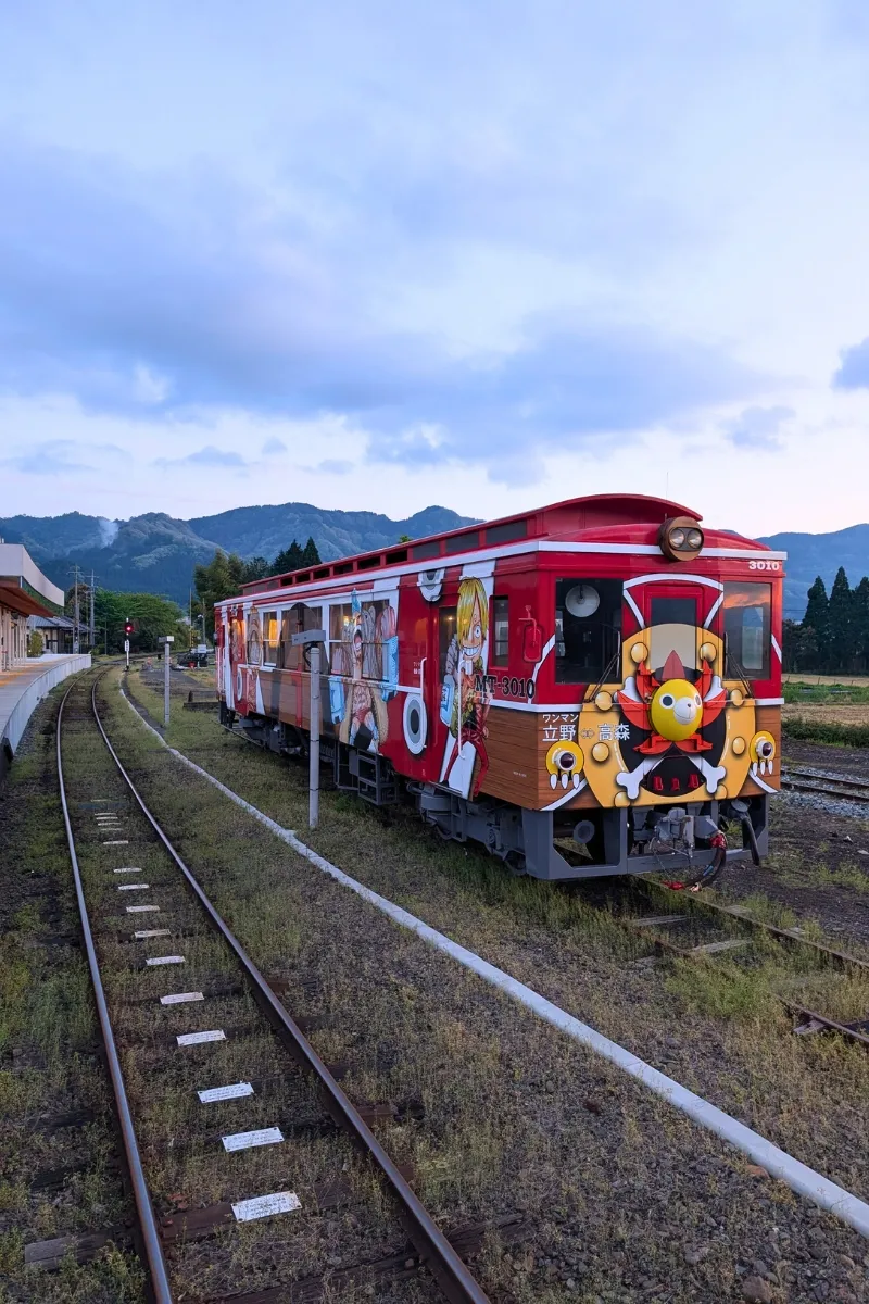 One Piece-Zug am Bahnhof Takamori, Präfektur Kumamoto