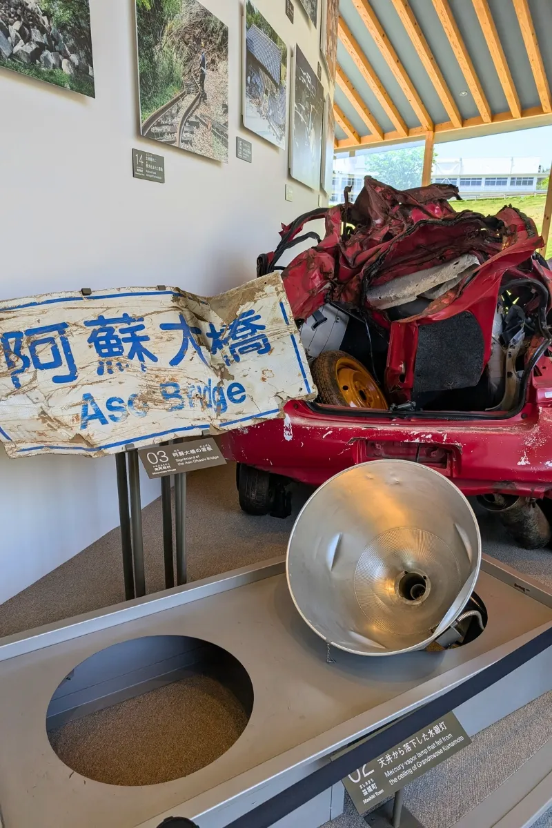 Exponate verschiedener Gegenstände KIOKU-Kumamoto Earthquake Museum, welche durch das Kumamoto-Erdbeben 2016 zerstört wurden