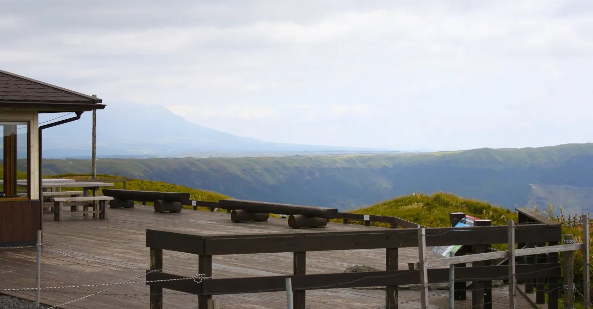 Aussichtspunkt am äußeren Rand der Aso Caldera