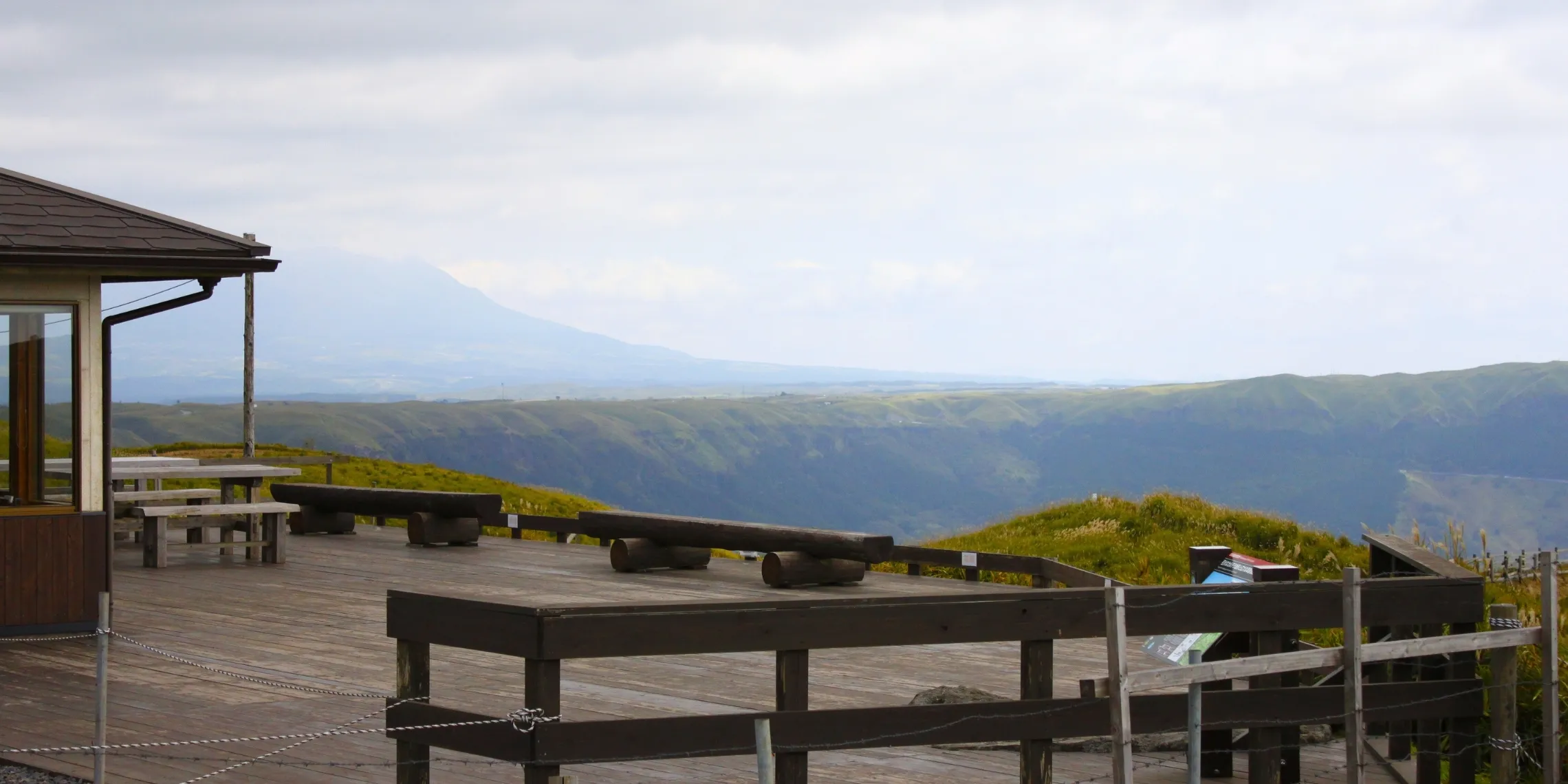Aussichtspunkt am äußeren Rand der Aso Caldera
