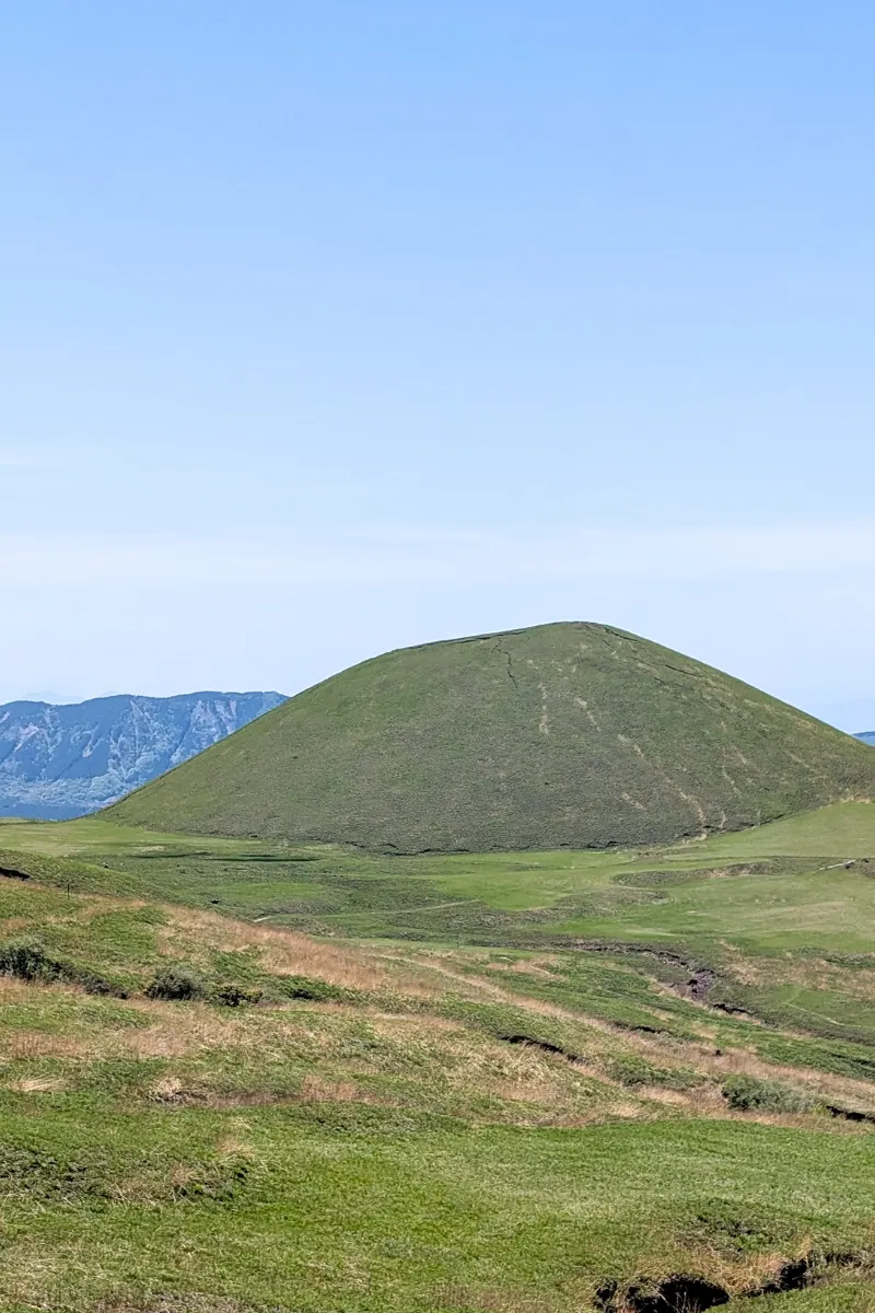 Der grasige Hügel Komezuka auf Mount Aso