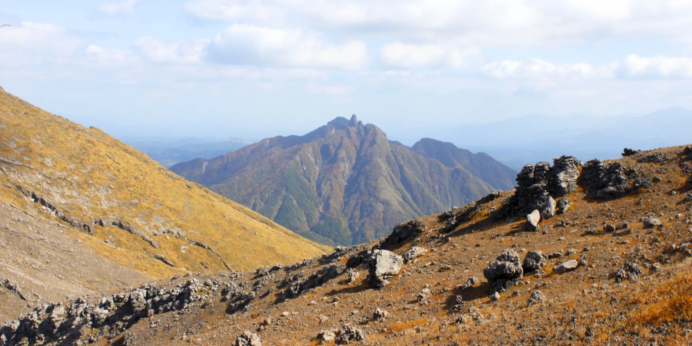 Blick von Mount Nakadake auf die umliegende Berglandschaft