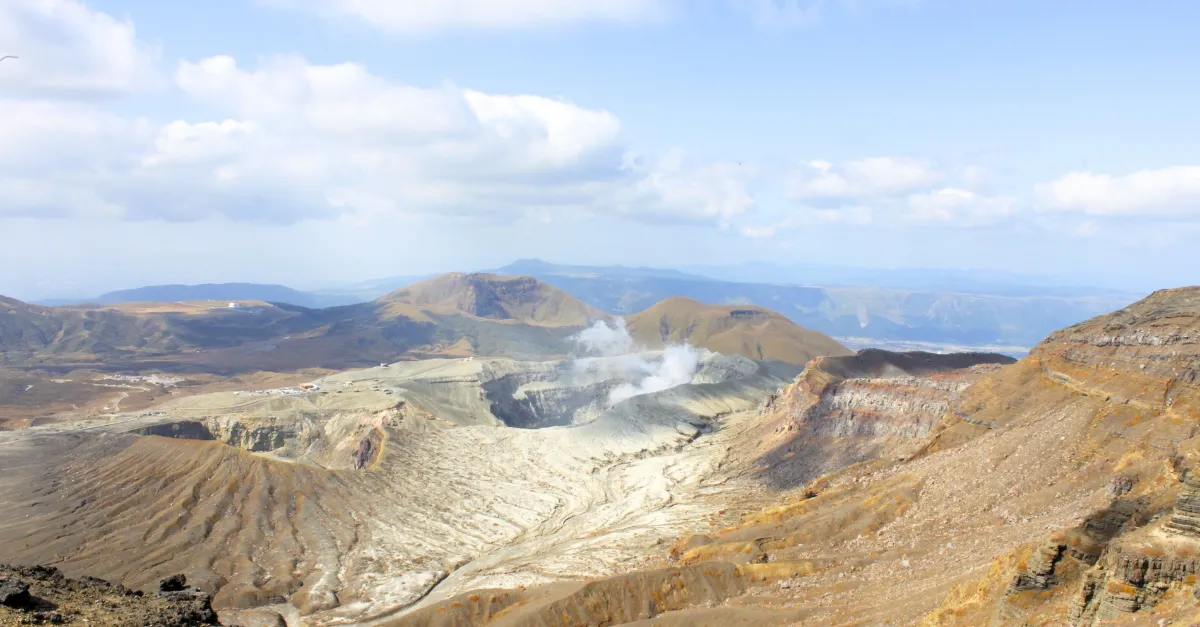 Blick auf den Krater von Mount Aso vom höher gelegenen Nakadake