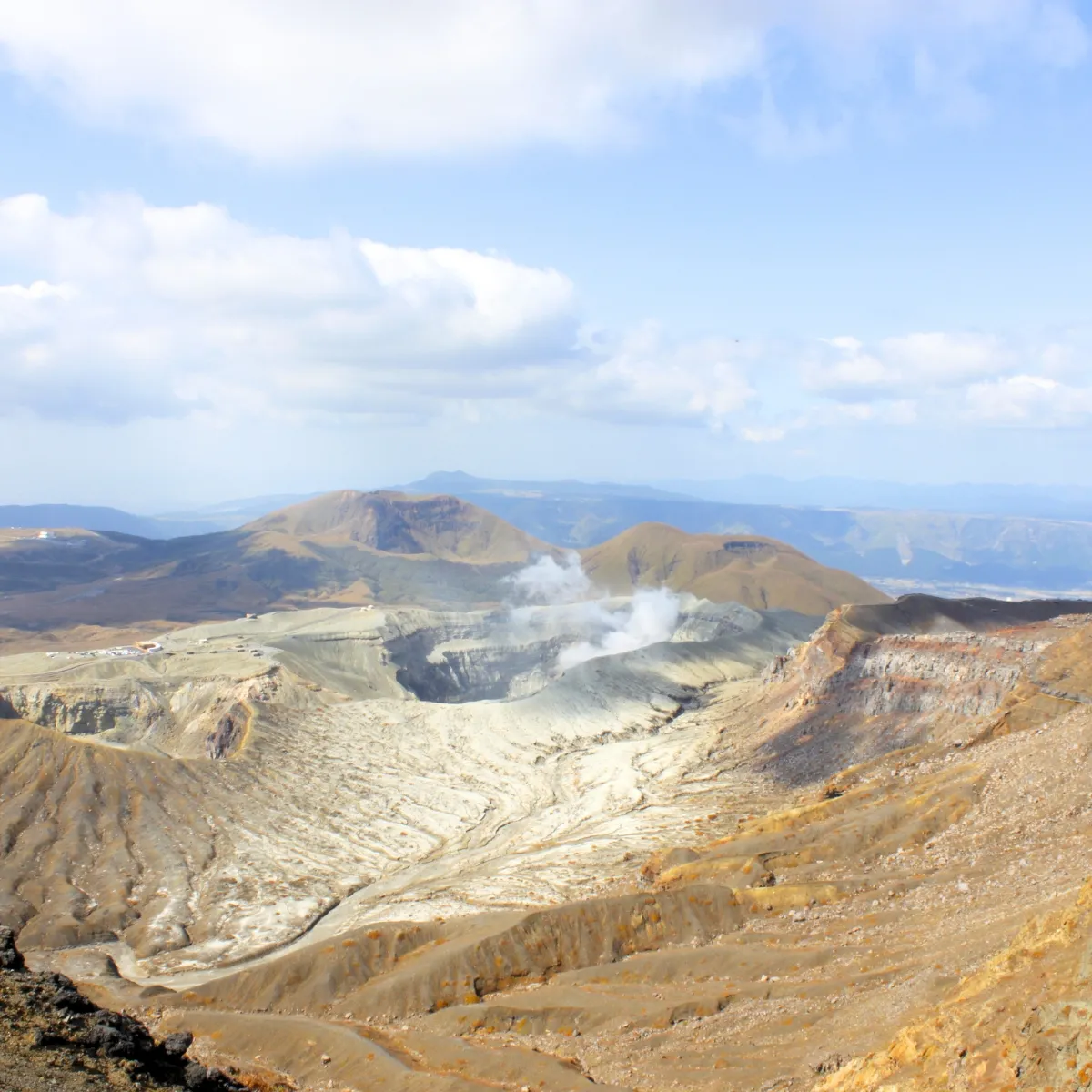 Blick auf den Krater von Mount Aso vom höher gelegenen Nakadake