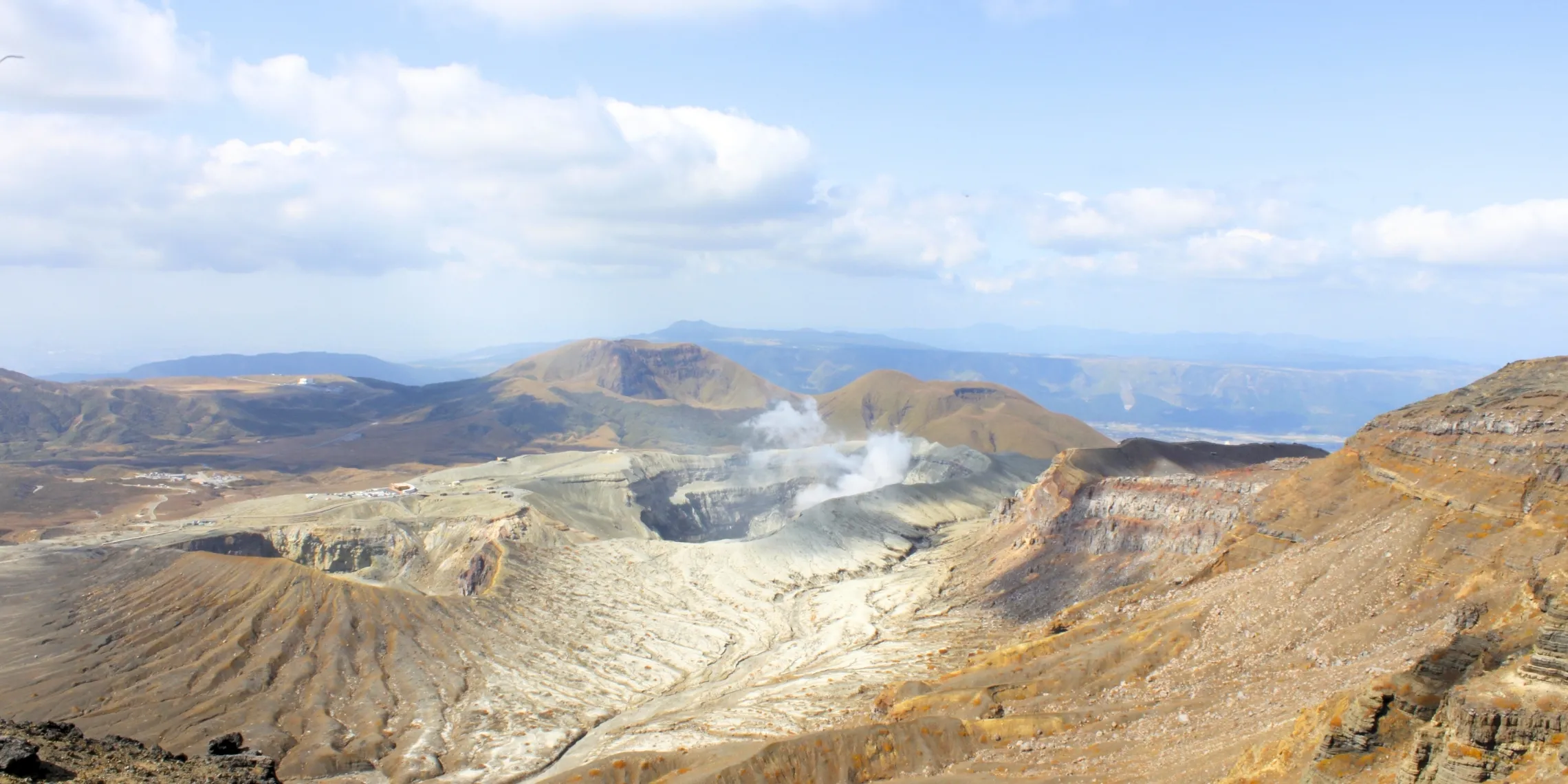 Blick auf den Krater von Mount Aso vom höher gelegenen Nakadake