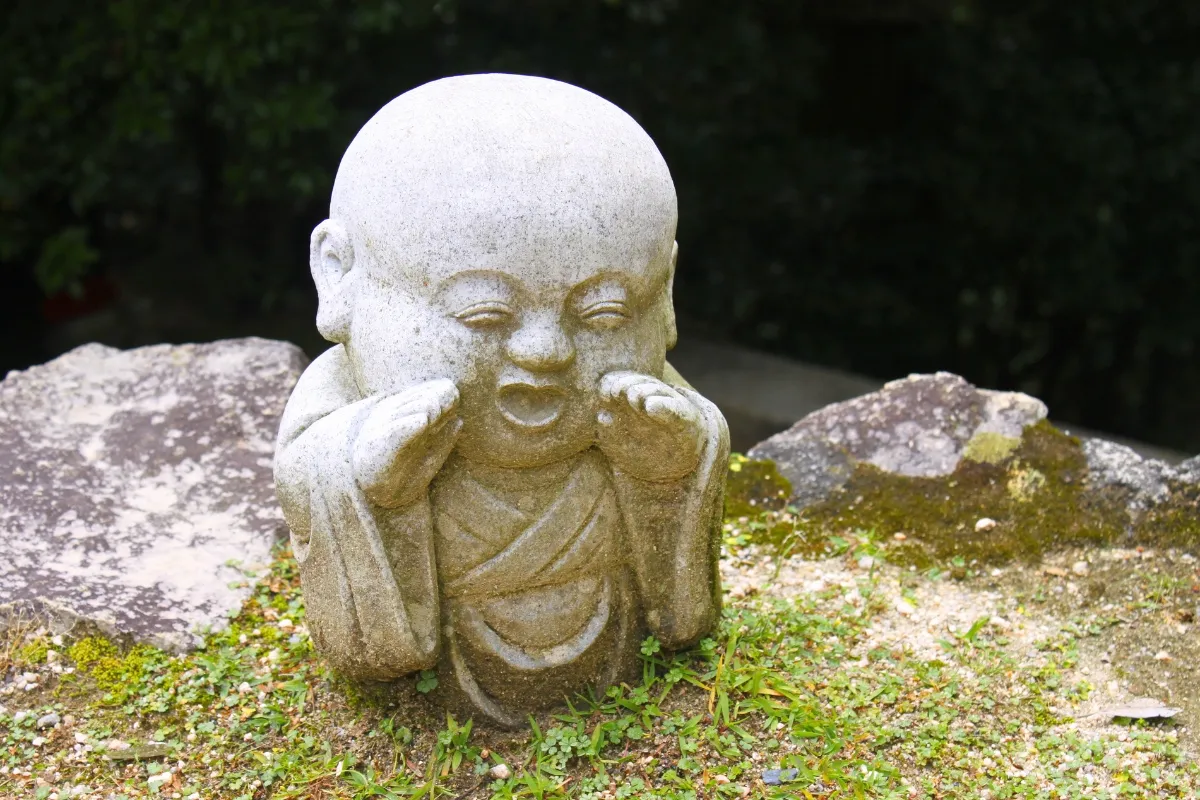 Eine kleine Jizo-Statue an einem Schrein auf Mount Misen