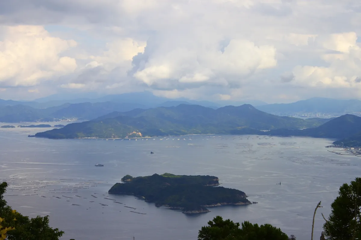 Blick auf die Insellandschaft vor Miyajima von einem Aussichtspunkt