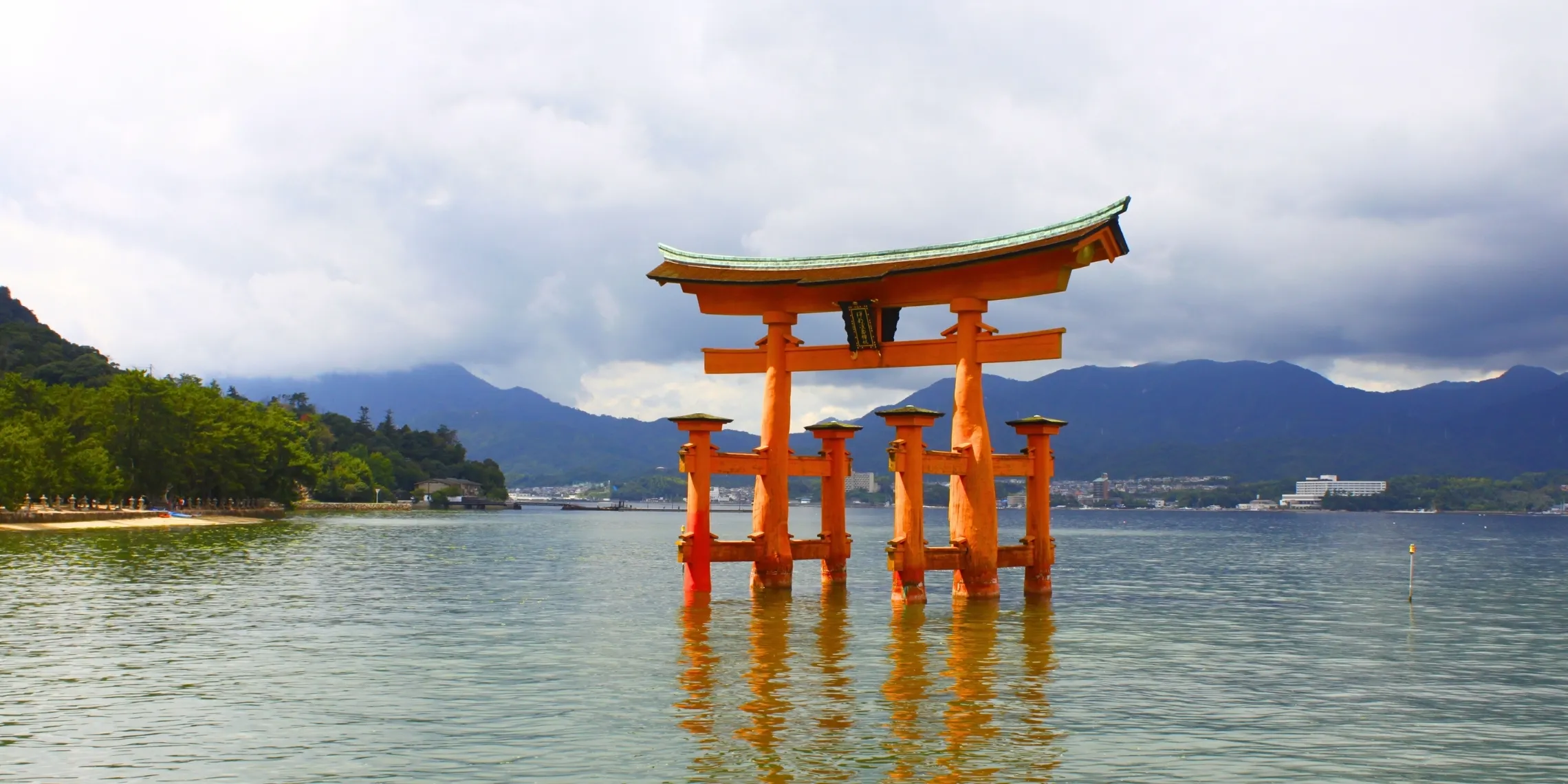 Das berühmte Torii des Itsukushima-Schreins auf Miyajima