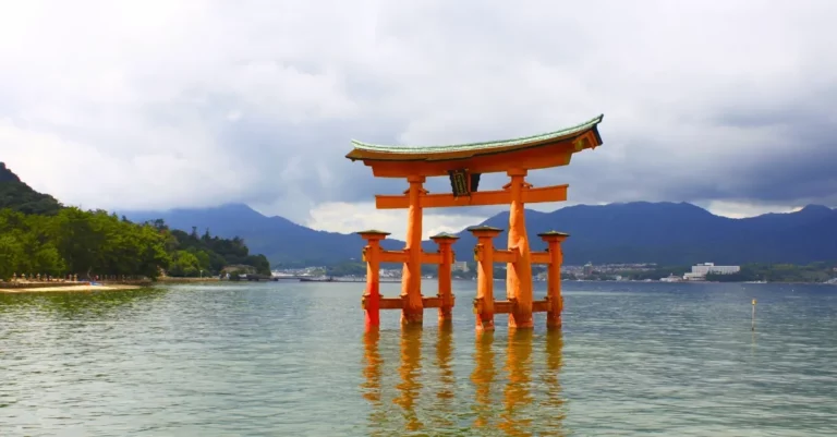 Das berühmte Torii des Itsukushima-Schreins auf Miyajima