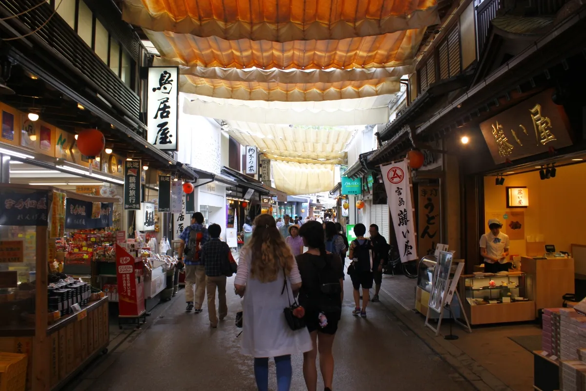 Eine Shopping Street in Miyajimacho, Miyajima Island