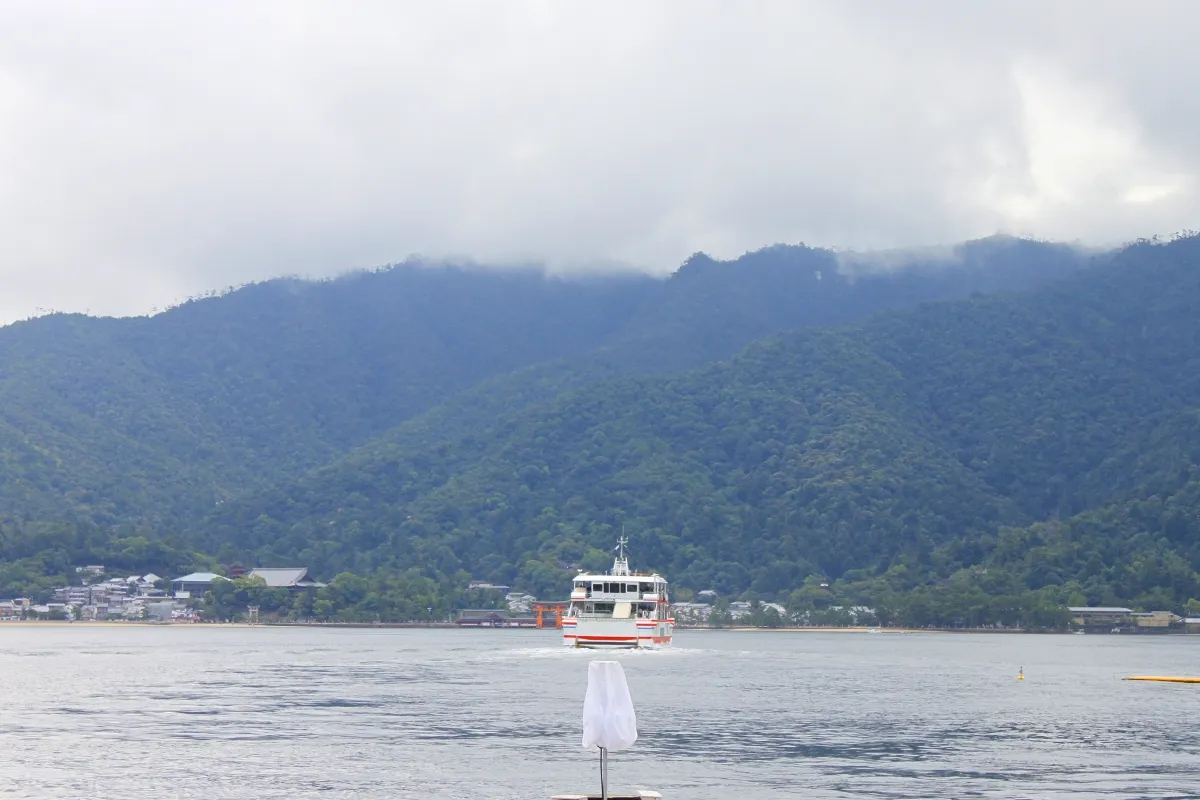 Die Miyajima Ferry vor der Küste von Miyajima an einem wolkigen Septembertag
