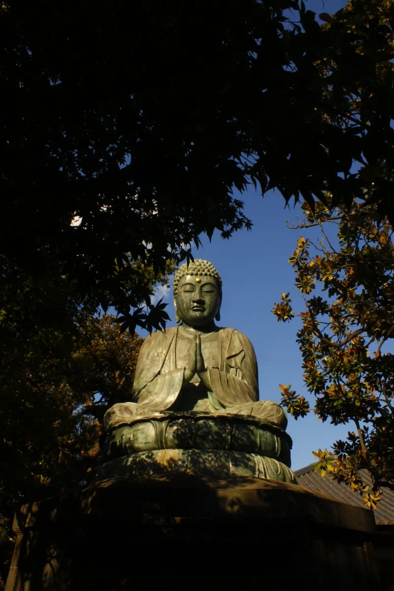 Eine Buddhastatue in einem ruhigen Stadtviertel nahe des Ueno Park