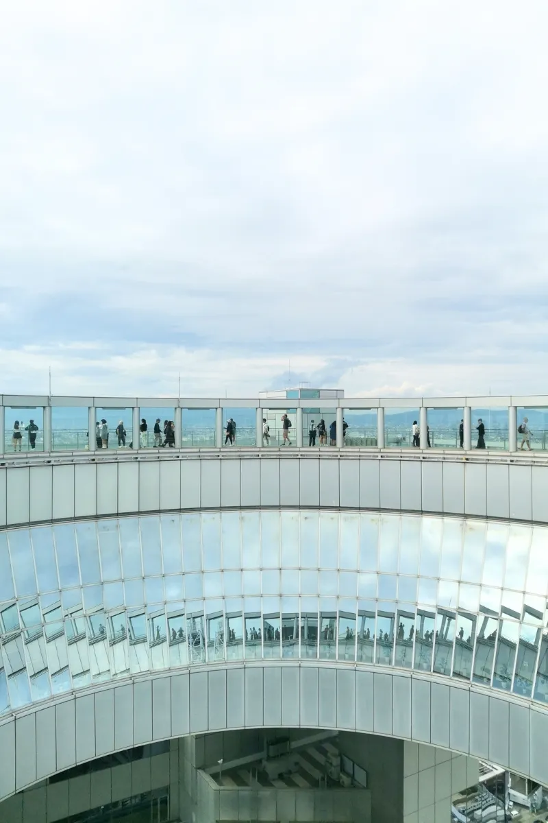 Besucher auf der Aussichtsplattform des Umeda Sky Buildings, Osaka