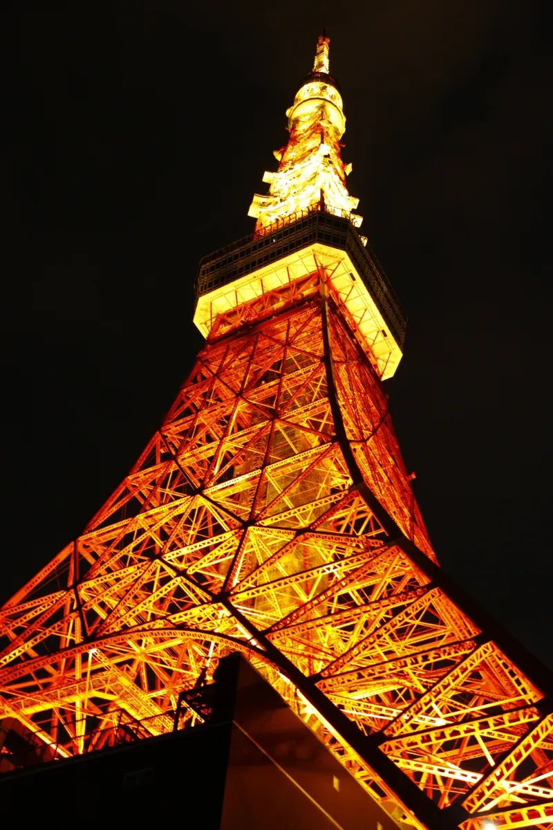 Tokyo Tower bei Nacht, von unten fotografiert