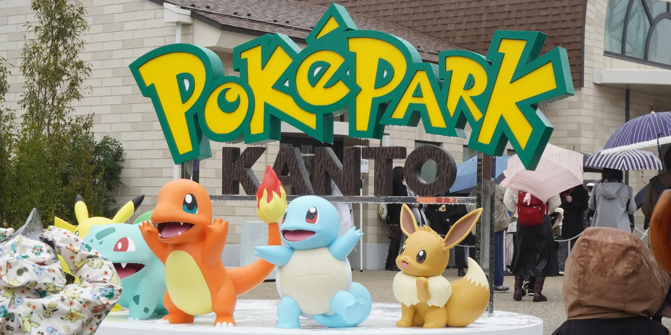 Pokemon-Statue im Eingangsbereich des PokePark Kanto