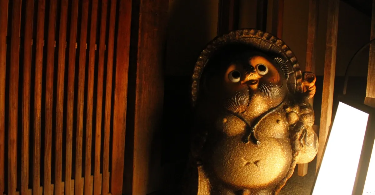 Ein Tanuki im Gion-Viertel in Kyoto