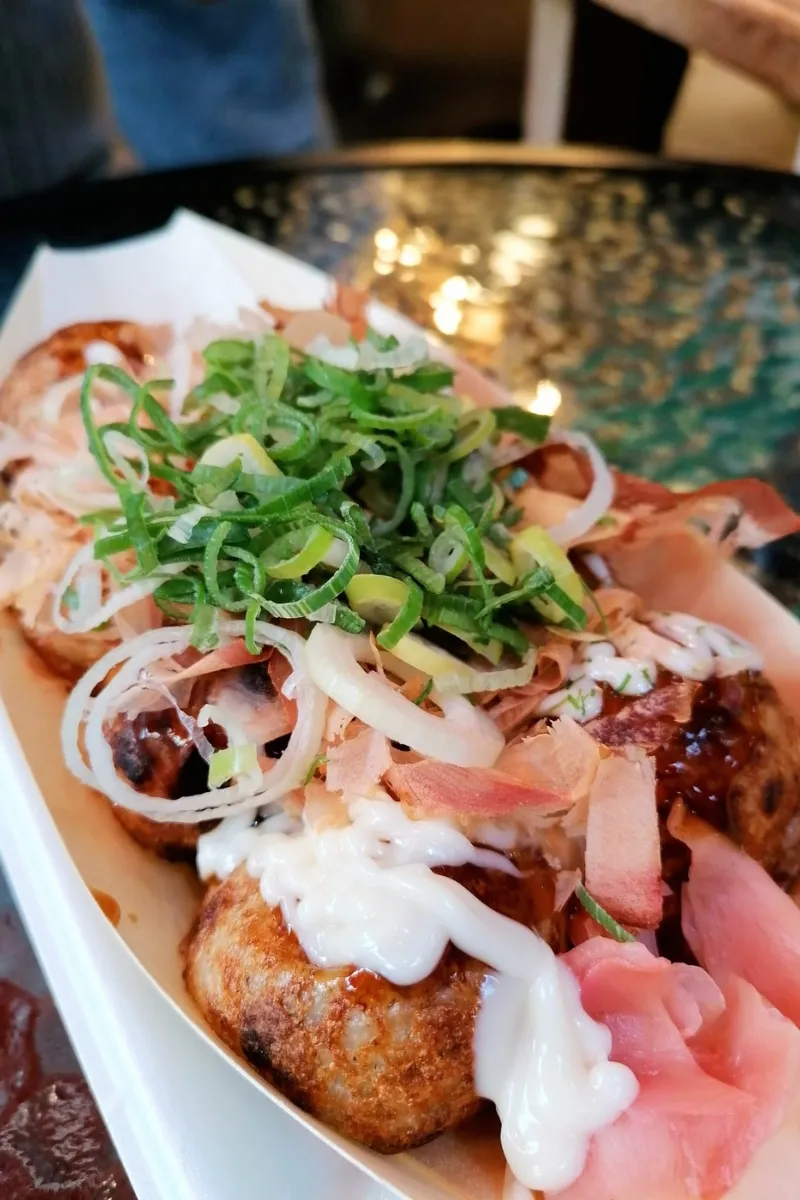 Takoyaki, eine der kulinarischen Spezialitäten Osakas