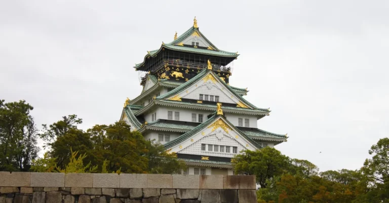 Das Osaka Castle an einem wolkigen Tag
