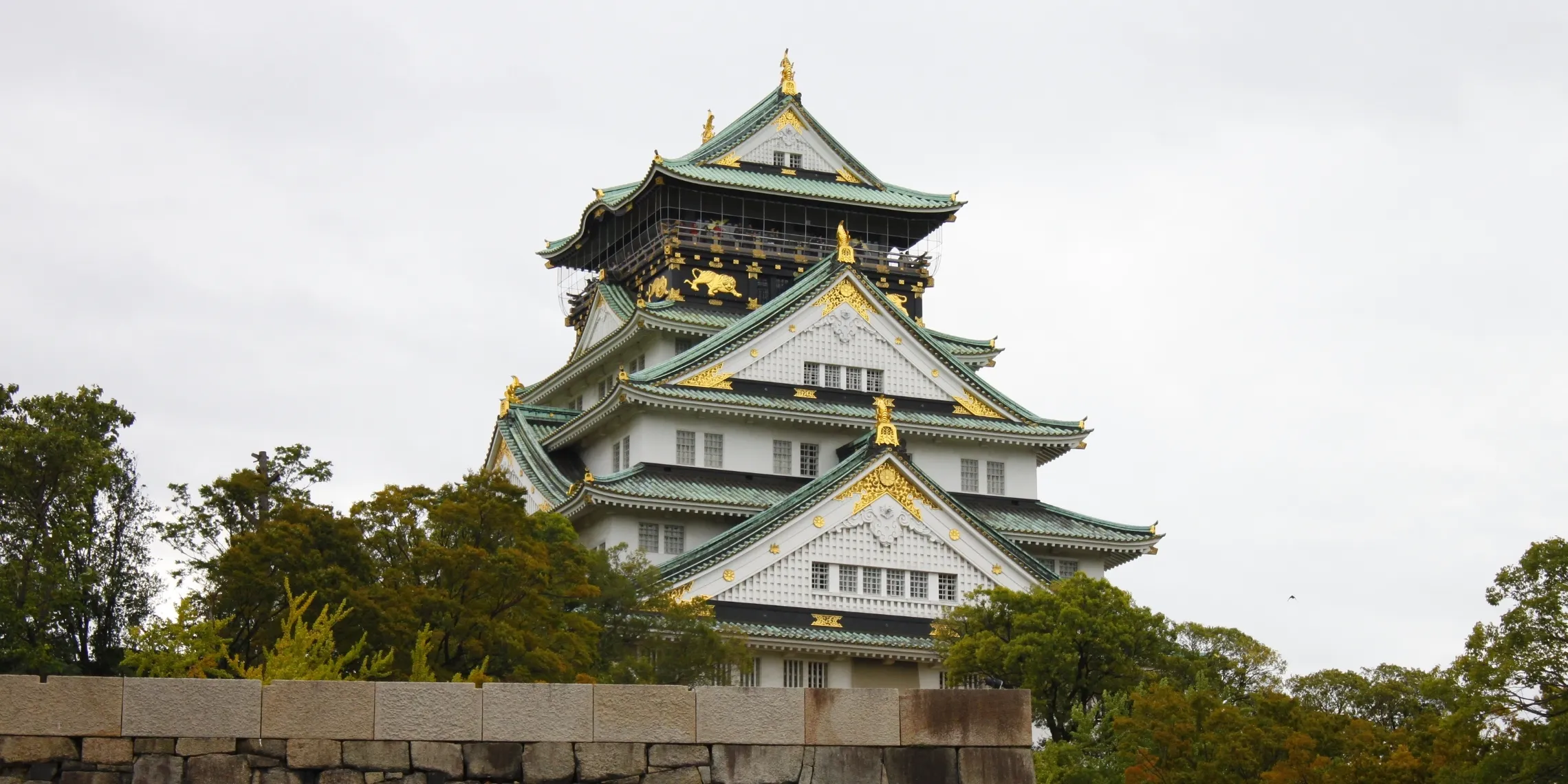 Das Osaka Castle an einem wolkigen Tag