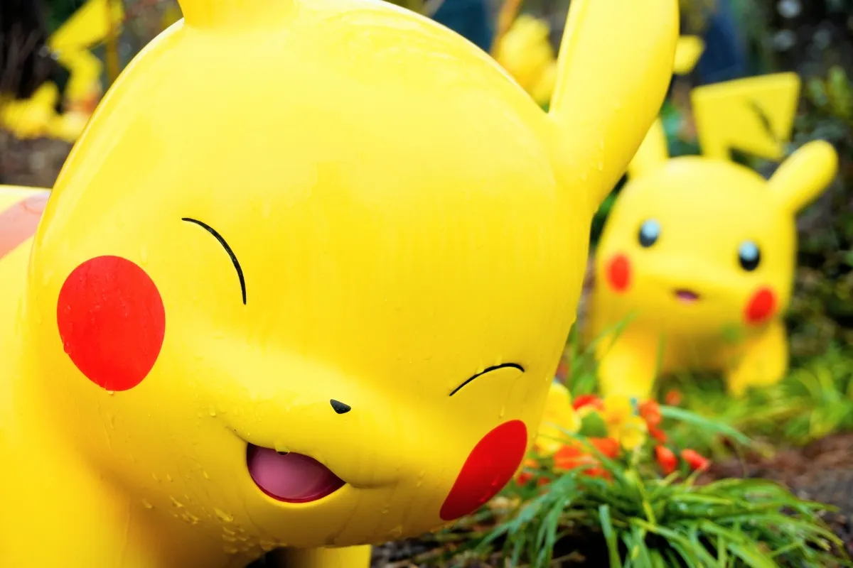 Zwei Pikachus haben eine gute Zeit im Pokemon Forest des PokePark Kanto
