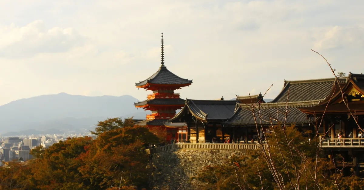 Der Kiyomizu-dera-Tempel, vom dahinter gelegenen Berg fotografiert