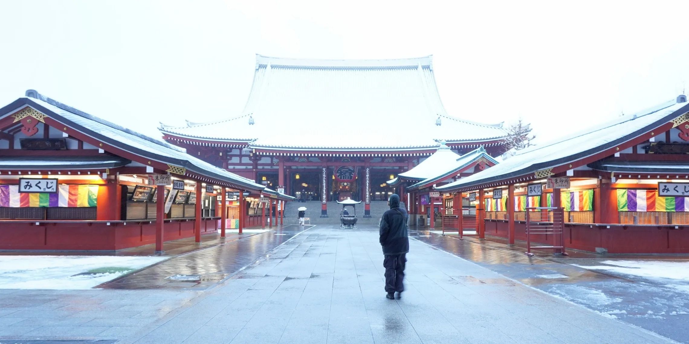 Der verschneite Asakusa-Schrein in Tokio an einem kalten Februarmorgen