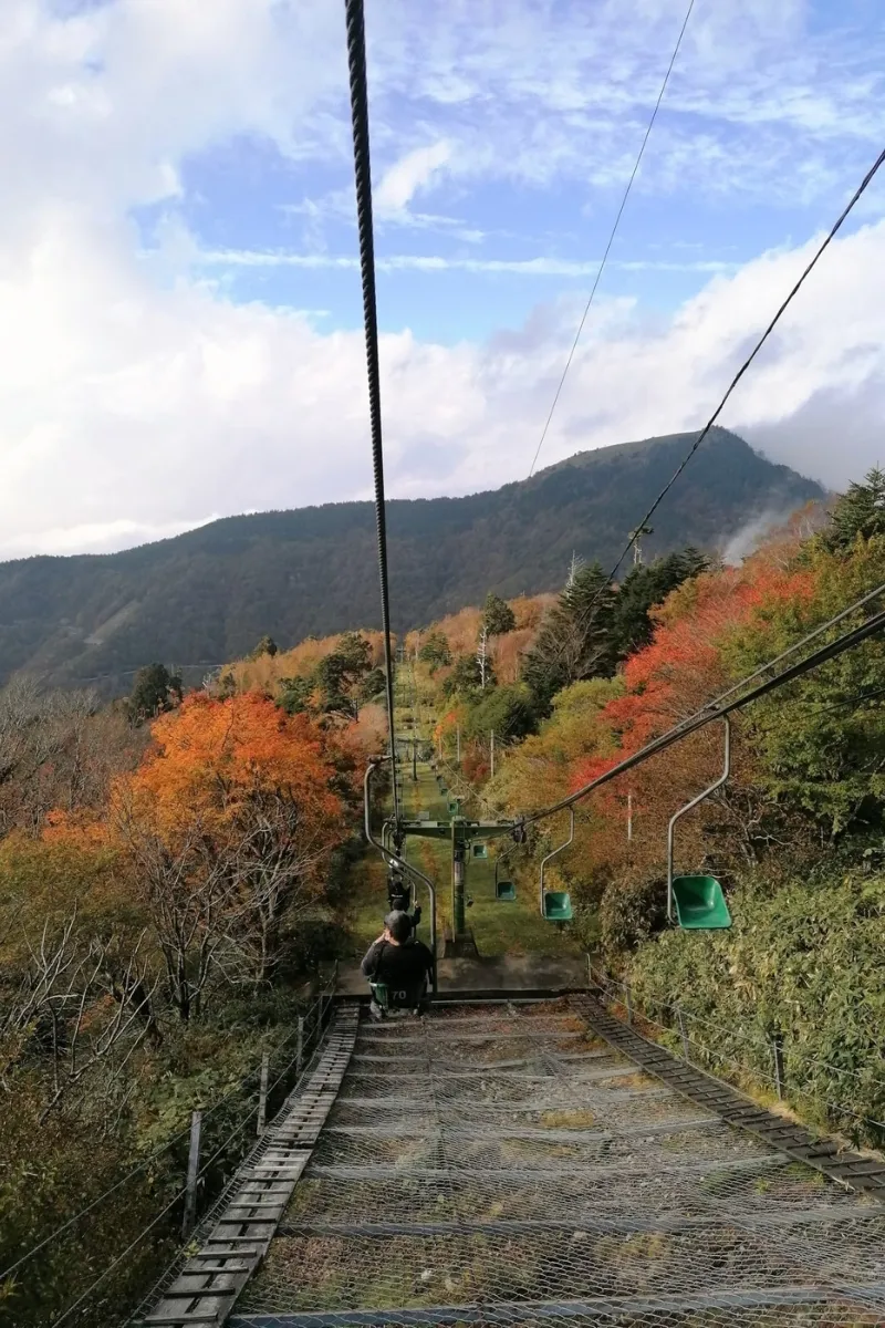 Sessellift auf Mount Tsurugi an einem Herbsttag