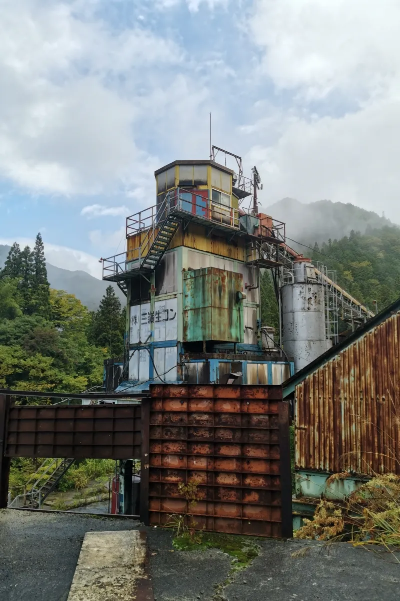 Verlassene Industrieanlage im Iya Valley