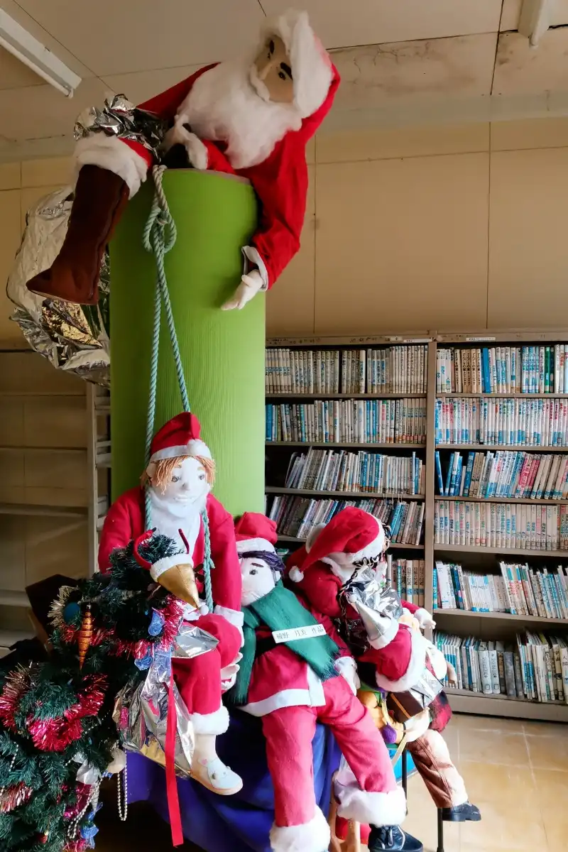 Weihnachtsmänner-Vogelscheuchen in der Grundschule in Nagoro Village
