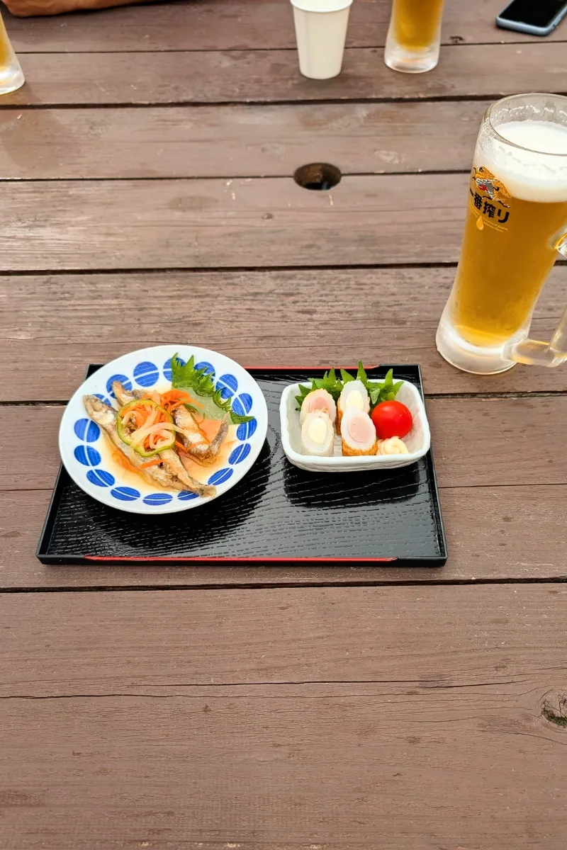 Kleine Genießerplatte mit Bier in einem Imbiss in der Nähe von Takedao Station
