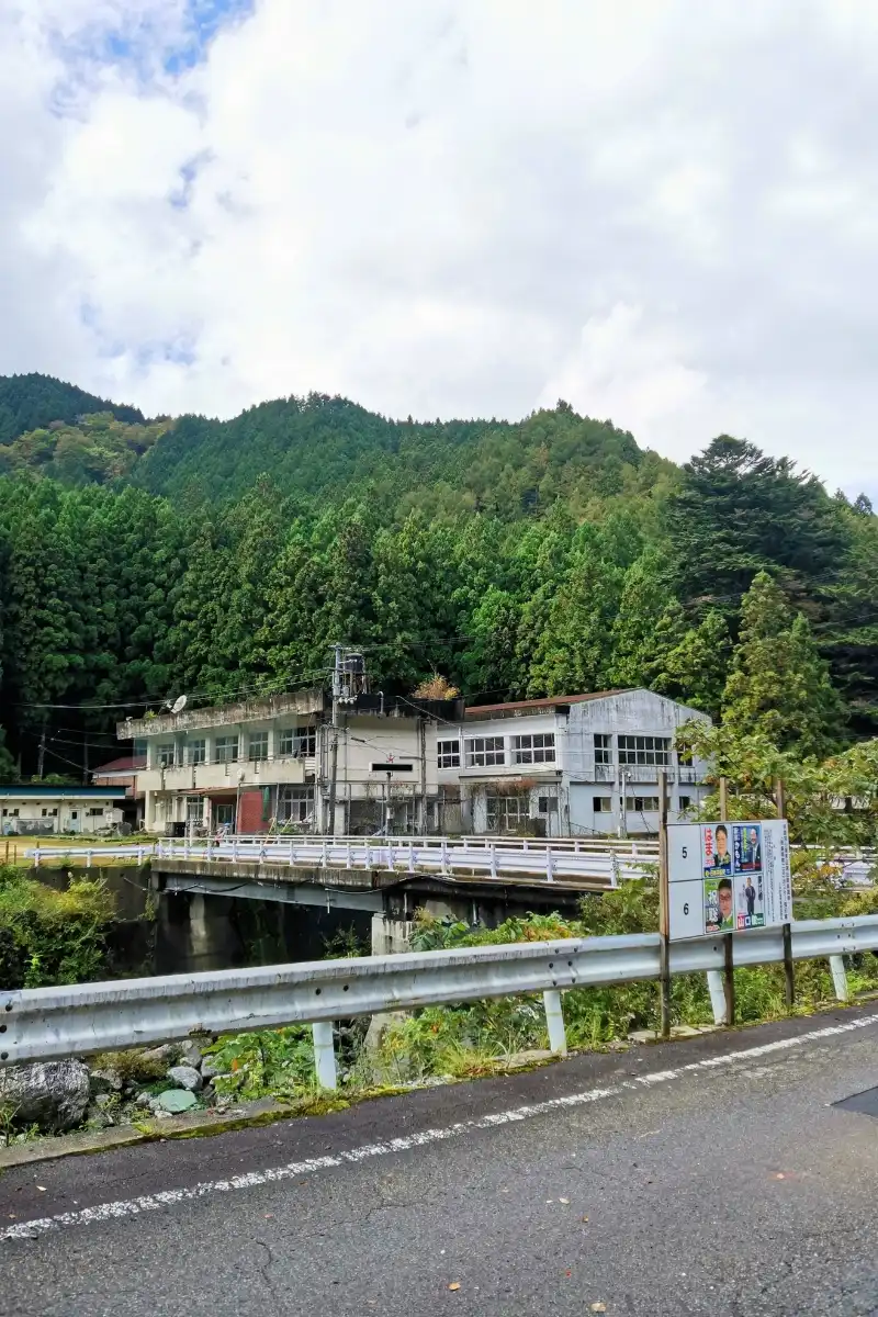 Die alte Grundschule von Nagoro Village im Iya Valley