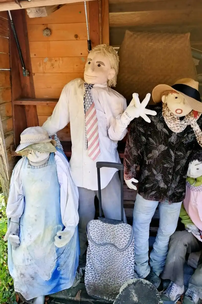 International gestaltete Vogelscheuchen im Nagoro Village