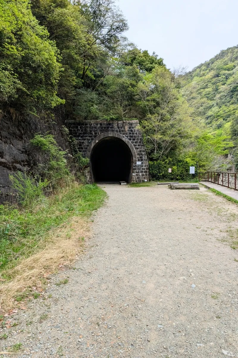 Eingang in einen verlassenen Bahntunnel auf dem Takedao Abandoned Railway Hike