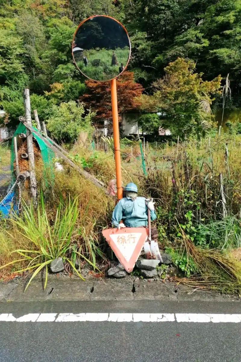 Eine Vogelscheuche in Nagoro Village, Iya Valley, die wie ein Straßenarbeiter aussieht