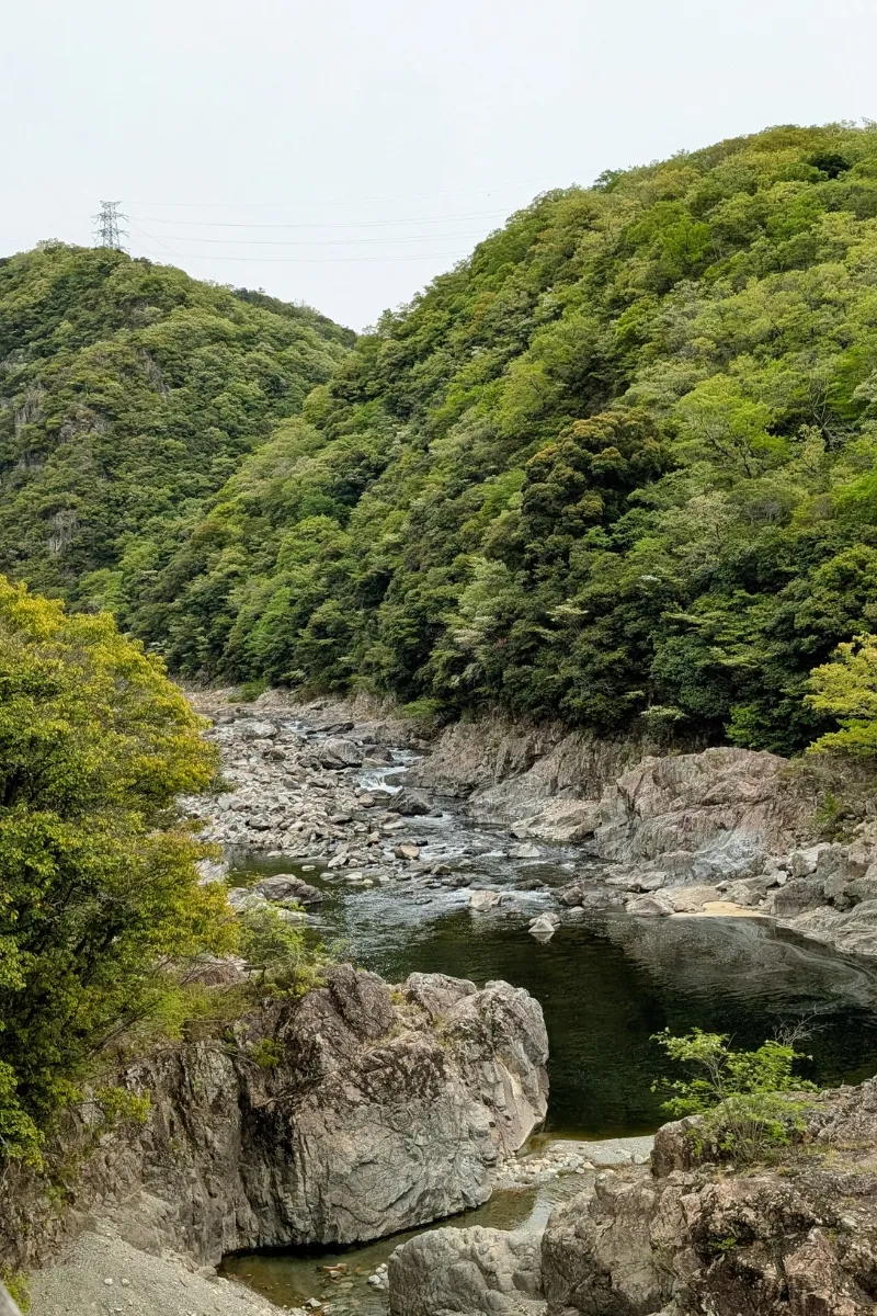 Blick auf den Muko River auf dem Takedao Abandoned Railway Hike